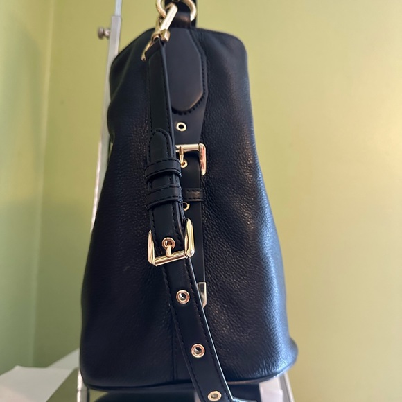 ⭐️ MICHAEL KORS ⭐️ BROKE MEDIUM PEBBLED LEATHER BUCKET BLACK WITH GOLD ⭐️ - Picture 7 of 11
